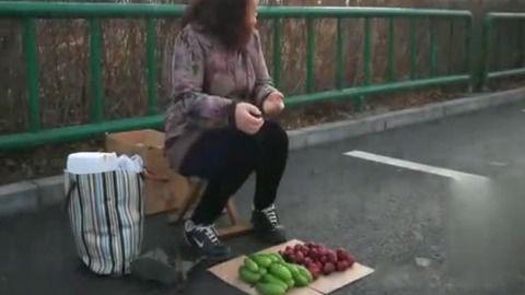 大妈卖坏瓜给小孩吃视频,一场引发社会关注的食品安全风波
