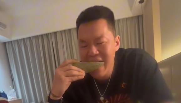 网红吃瓜三男是谁呀视频,视频走红背后的故事