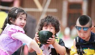 萌娃看爸爸吃瓜视频下载,萌态百出萌翻网友