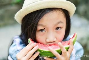 小女孩吃瓜调皮视频播放,调皮小女孩吃瓜视频走红网络