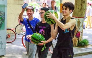 广西高校吃瓜视频,吃瓜视频里的青春百态