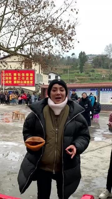 大姐直播吃瓜是真的吗视频,大姐直播吃瓜事件真相