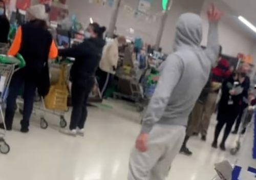 男子吃瓜吃到自己落水视频,瓜吃多了也要注意安全