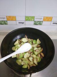 吃瓜厨房丝瓜做法视频,丝瓜这样做，口感滑嫩，营养满分