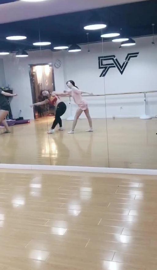 新生跳舞吃瓜视频在线观看